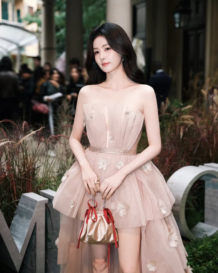 白鹿以橘粉色的花卉紗裙化身浪漫花仙子。品牌提供