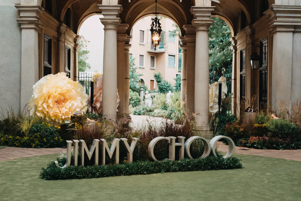 Jimmy Choo此次选址一处隐秘宫殿花园庭院内发布了全新系列。品牌提供