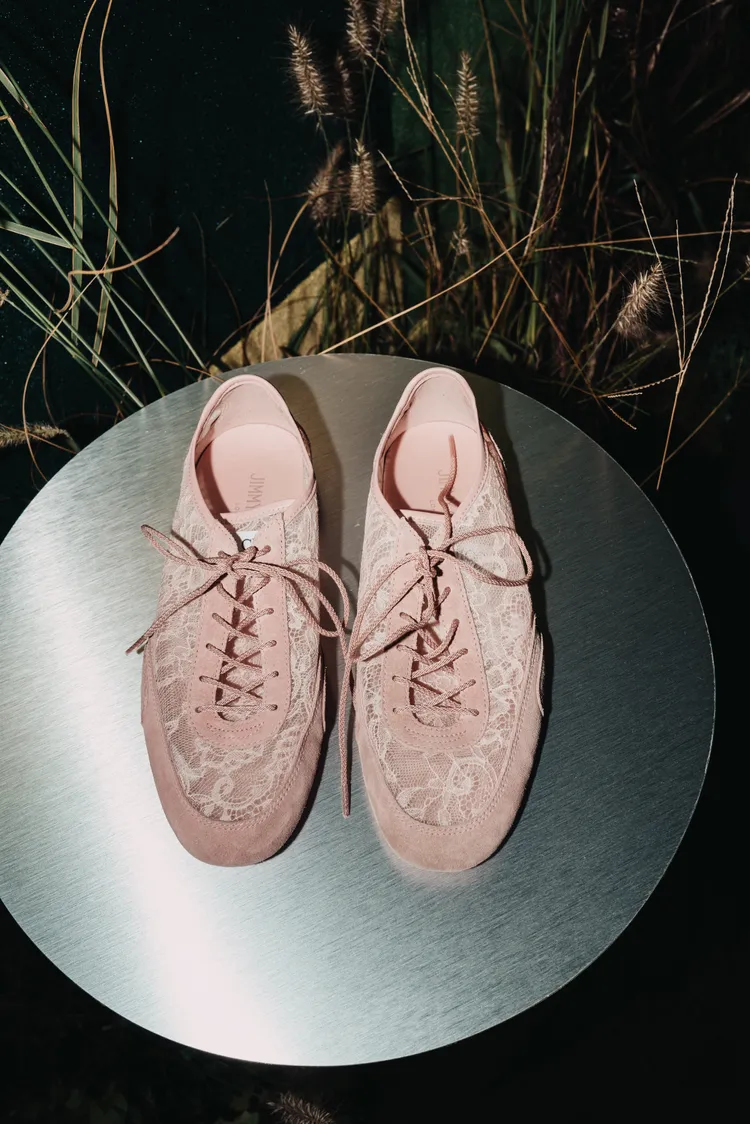 蕾絲與麂皮拼接於全新SUNNY薄底芭蕾運動鞋。品牌提供