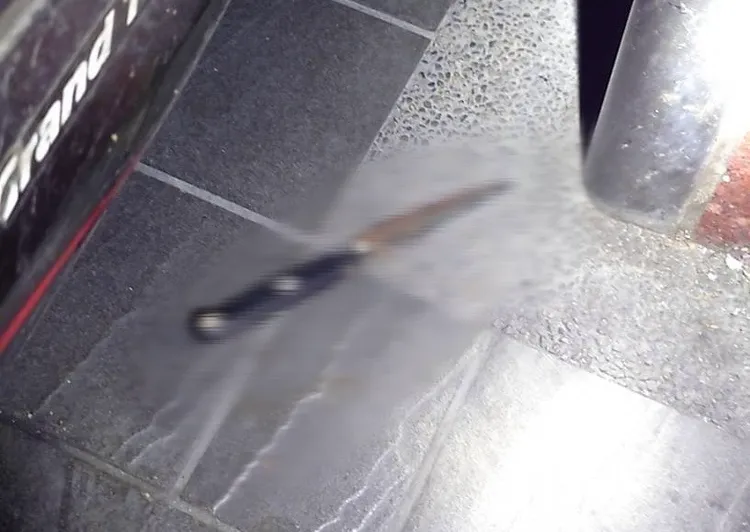 警方查扣凶器水果刀。翻攝畫面