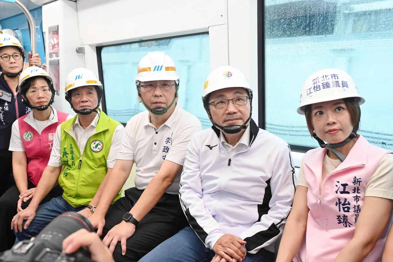 侯友宜与蓝绿议员搭乘三莺线列车,关心全线动态测试情况。捷运局提供