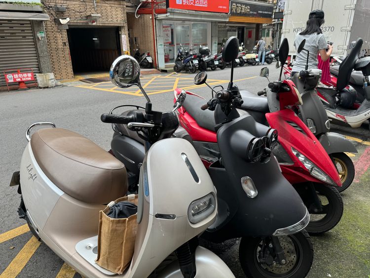 她見機車被塞垃圾怒了!下一秒大反轉喊:我好愛台灣