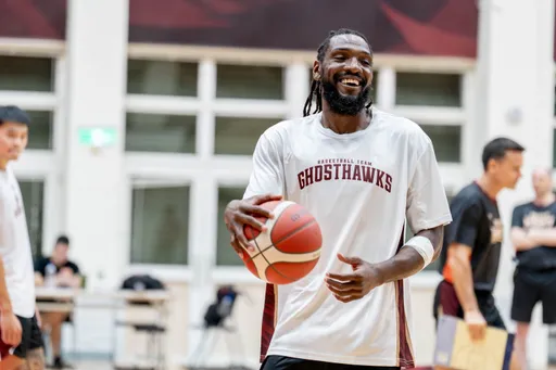 「半兽人」竟然是个篮球员!前NBA球星重磅加盟台钢猎鹰