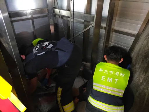 新北石碇2工人维修水塔「电梯坠落」摔1楼!骨折受伤送医