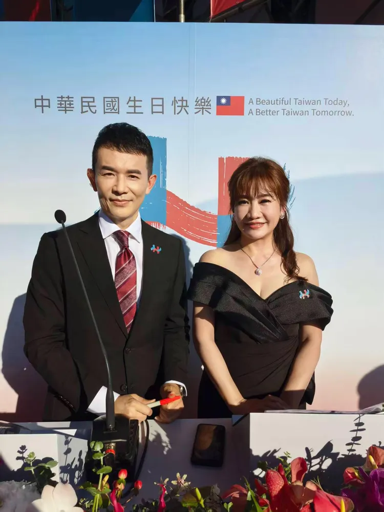 王淺秋和謝向榮搭檔主持國慶大會。翻攝王淺秋臉書