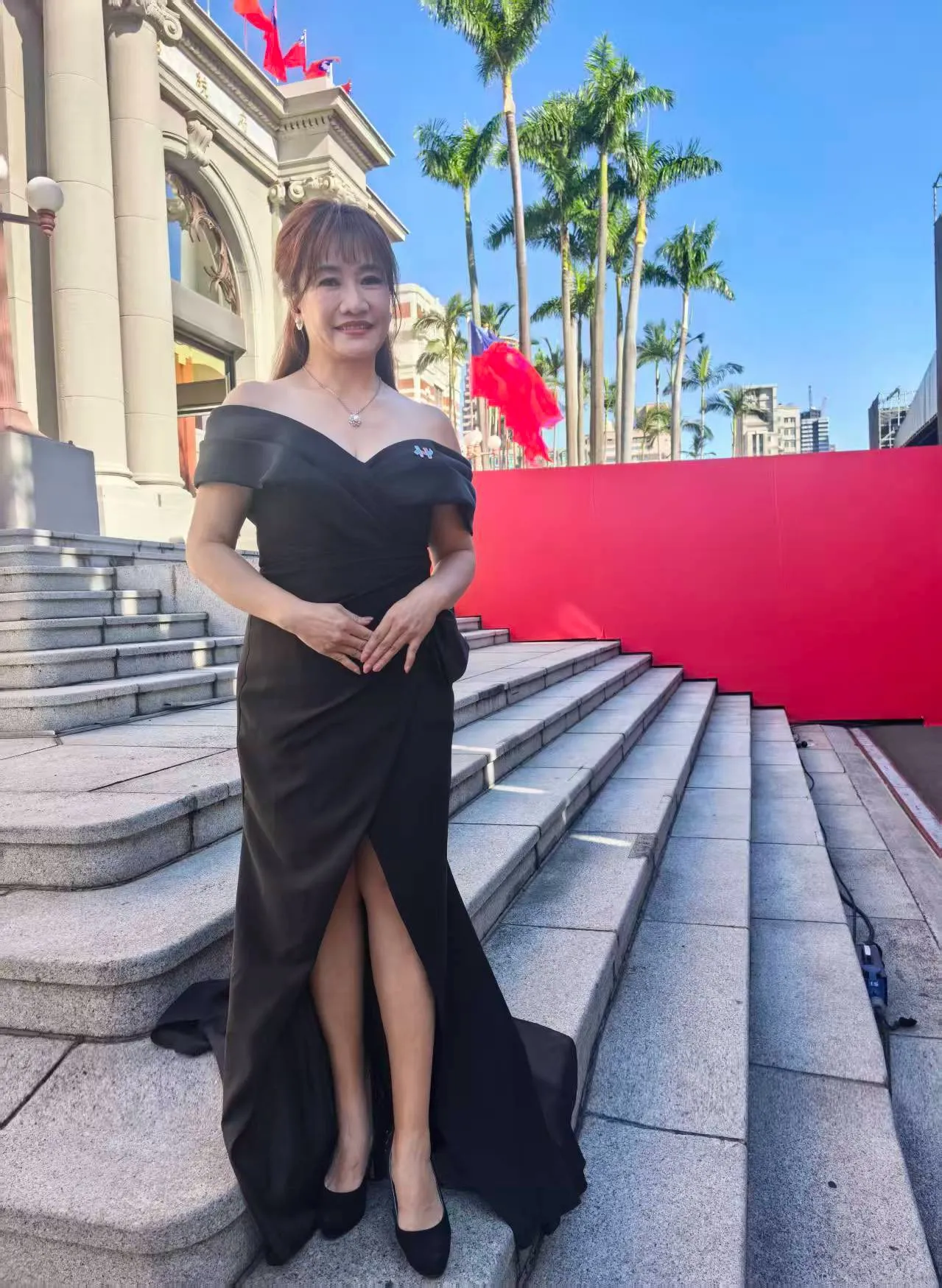 王淺秋穿一襲黑色禮服主持國慶大會。翻攝王淺秋臉書
