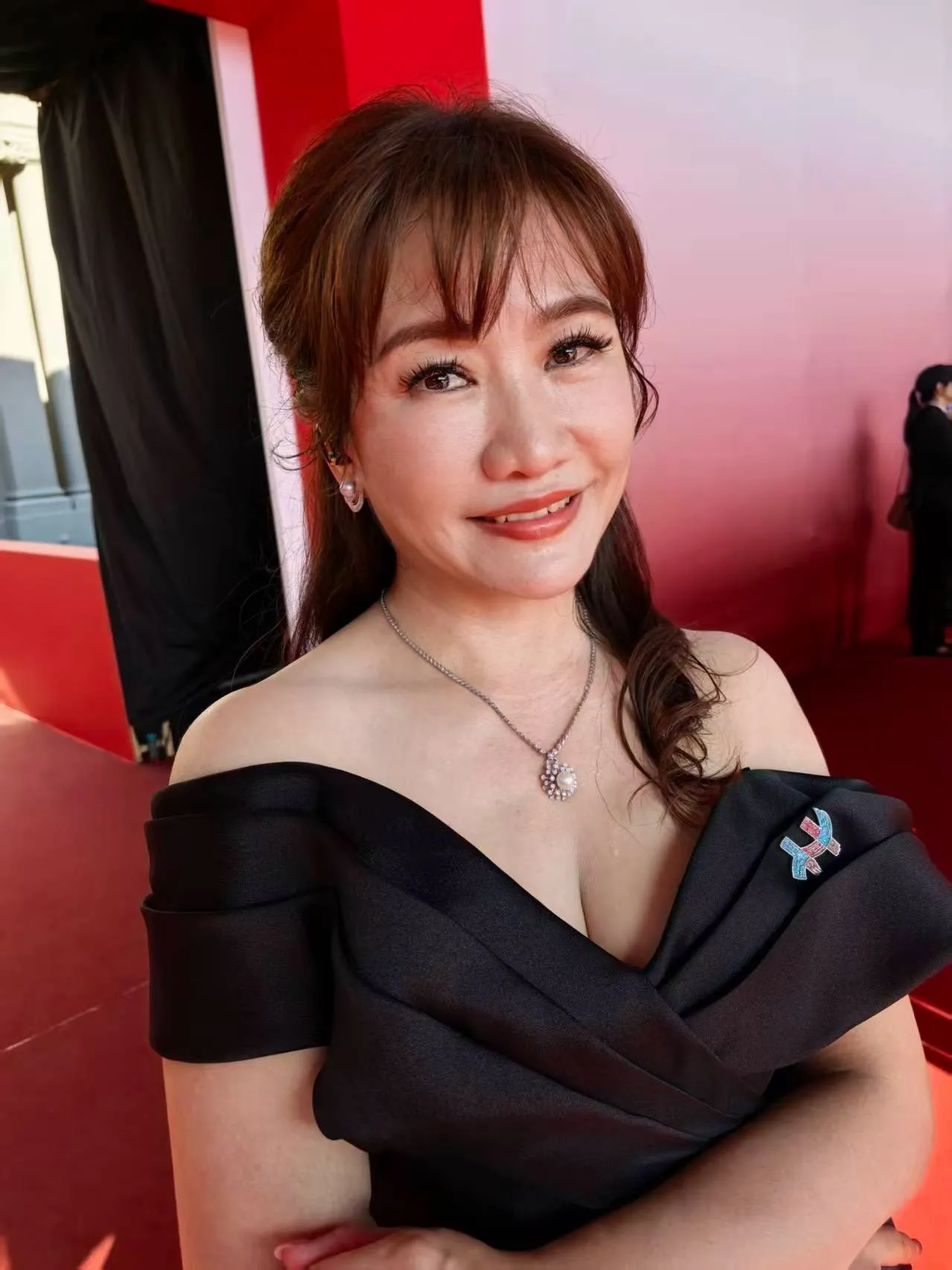 王淺秋坦言因為陽光,下台妝已經土石流。翻攝王淺秋臉書