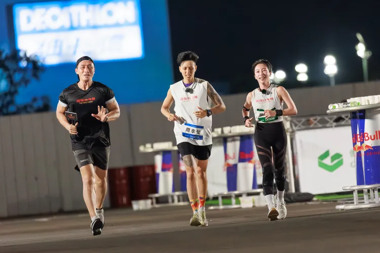 8點檔女星張家瑋（右一）勇闖女單賽。好看娛樂提供