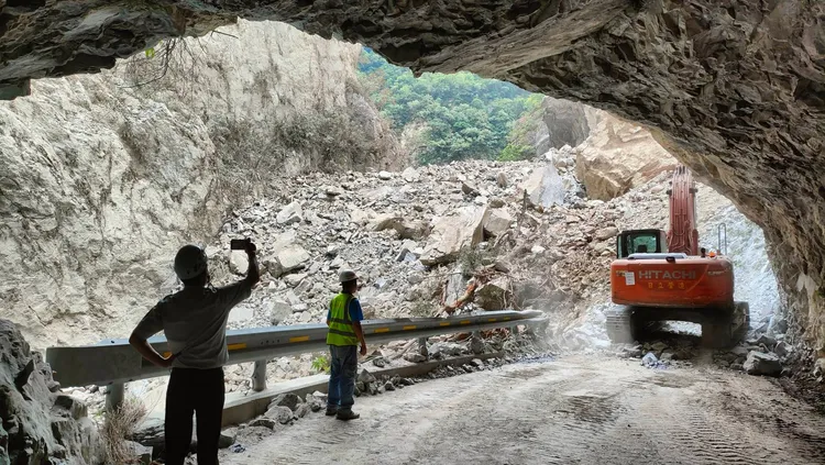 燕子口步道發生堰塞湖將溢流過路面。太管處提供
