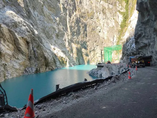 花莲「新堰塞湖」溢流!水位每小时急升70公分   中横只出不进