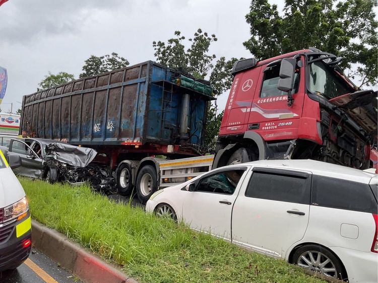 驚悚畫面曝光!花蓮砂石車逆撞壓扁2車 4人受傷送醫