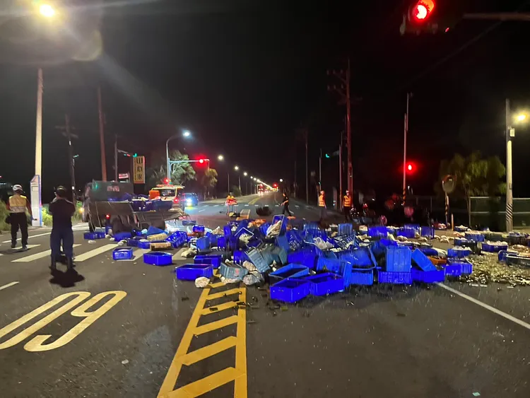 小貨車載運貨物散落一地。楊梅警分局提供