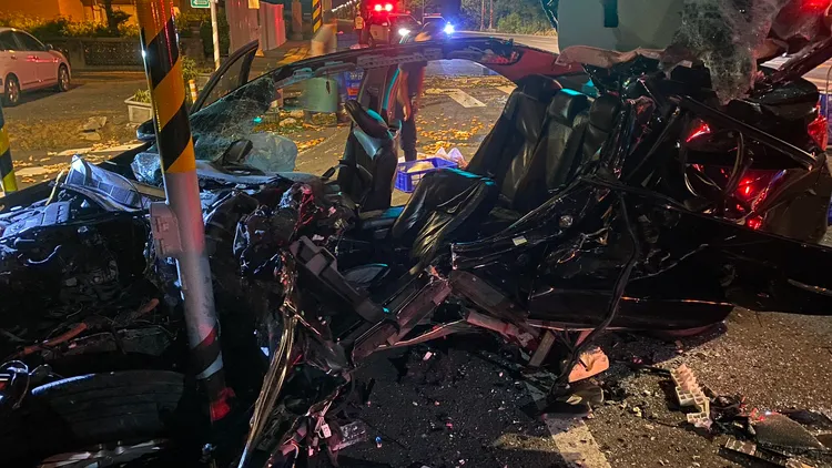 小客車幾乎解體。桃園市消防局提供