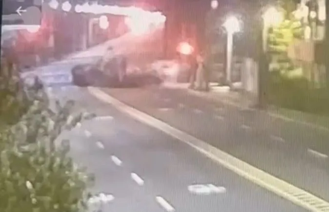 撞击瞬间。翻摄画面