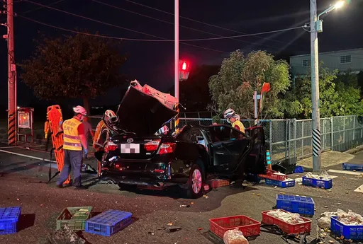 桃園死亡車禍! 追撞停等紅燈小貨車、小客車駕駛送醫不治