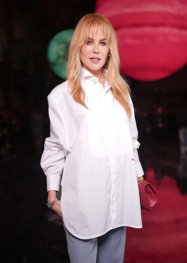 妮可基嫚當日脕間配戴另一代言的品牌OMEGA腕錶。品牌提供