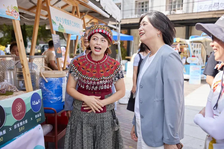 觀光署長陳玉秀（右）參訪區域觀光圈市集日現場。觀光署提供