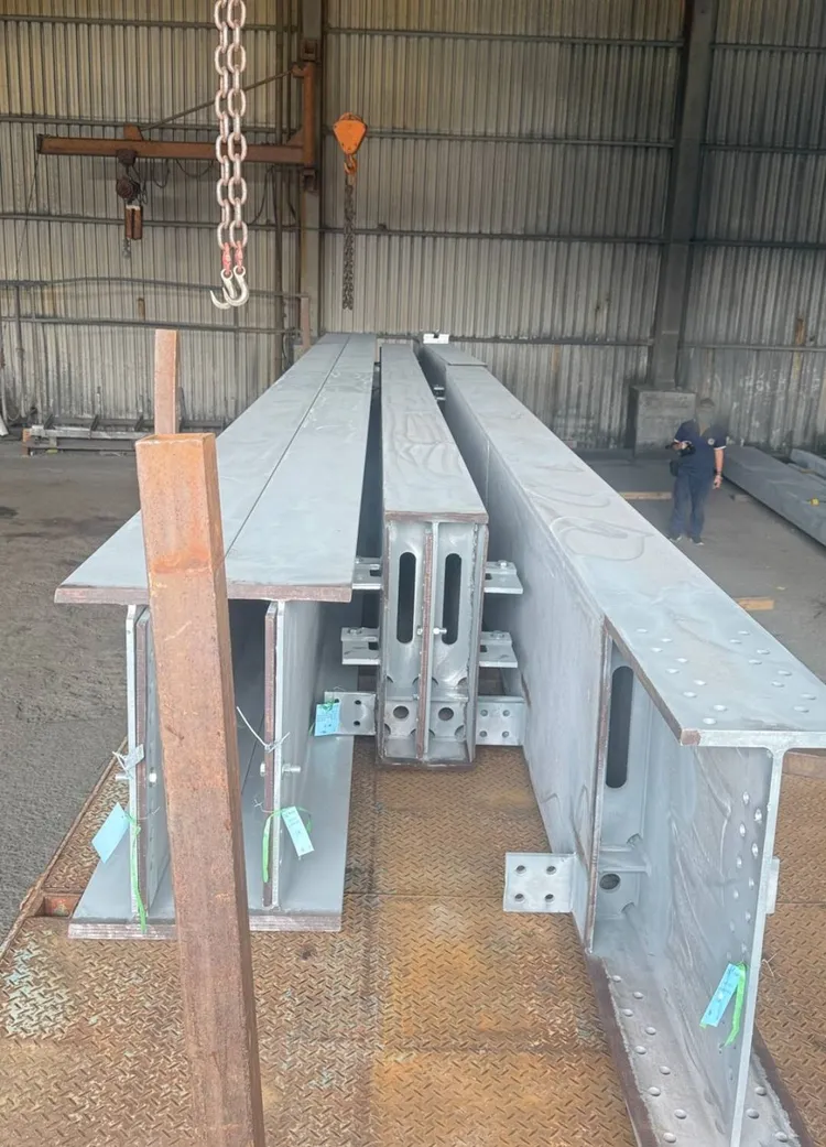 工廠吊掛鋼架掉落，造成1死1傷。翻攝畫面