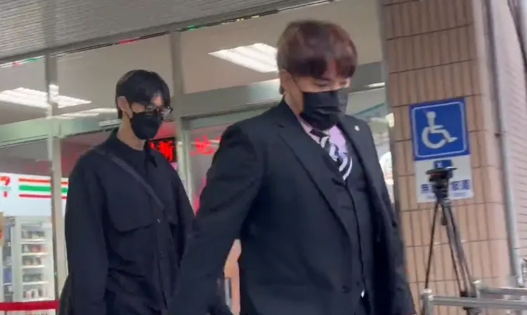 Teddy陳向熙（左）涉閃兵案，今現身新北地院出庭。張欽攝