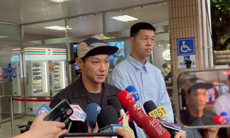威廉（左）、陳大天（右）於開庭結束後受訪。張欽攝