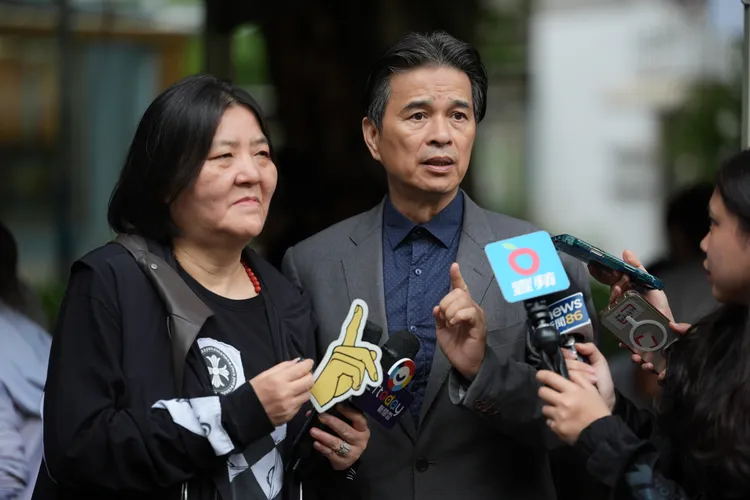 李興文（右）和寬姐一起反詐騙。彭欣偉攝