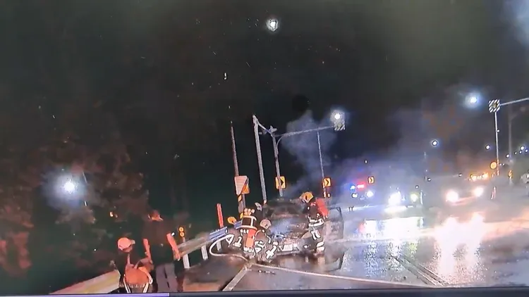 消防人員在半小時內撲滅火勢。民眾提供