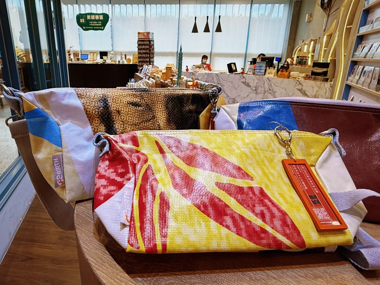 每個帆布包皆附有專屬的「出生證明吊牌」紀錄。館方提供