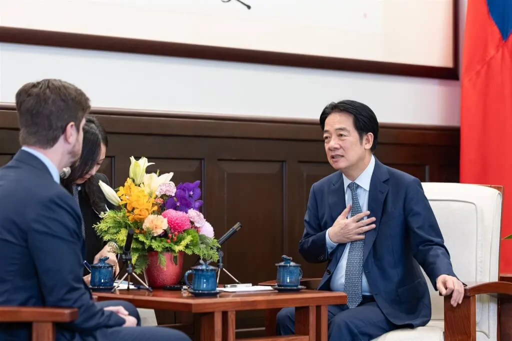 总统赖清德(右)接受美国广播节目专访时说,如果美国总统川普能够让习近平永远放弃对台发动武力攻击,川普必然是诺贝尔和平奖得主。总统府提供