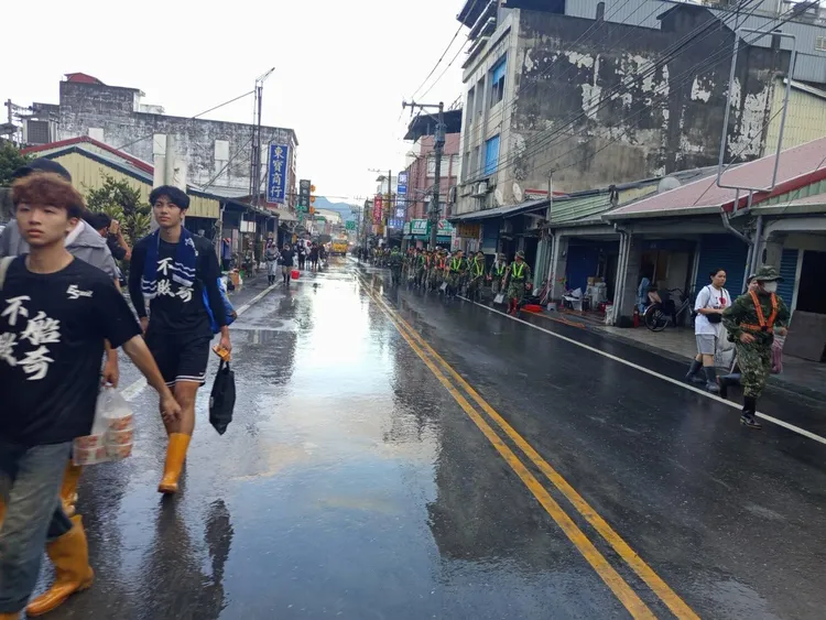 光復車站前的中正路一段已可見正常路面。翻攝自threads_@little121197