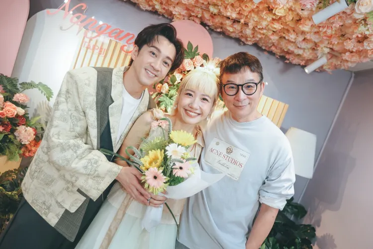 陳鎮川（右起）開心見證Lulu、陳漢典登記結婚。天地合娛樂、民間友人提供