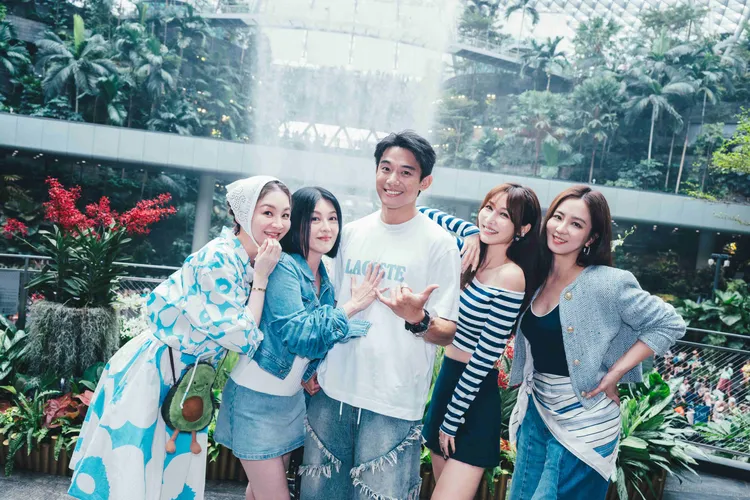 (左起)花花、苗可麗、初孟軒、曾莞婷、周曉涵，出發前往新加坡旅遊。東森綜合台提供