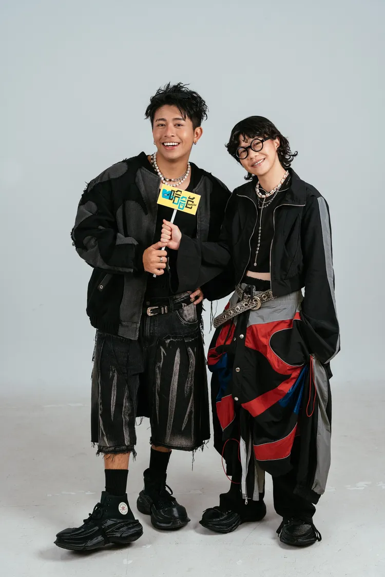哈哈台蓋瑞（左）和傑尼擔任主持人。必應創造提供