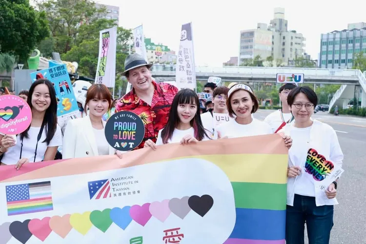 邱議瑩參加同志大遊行。黃捷辦公室提供