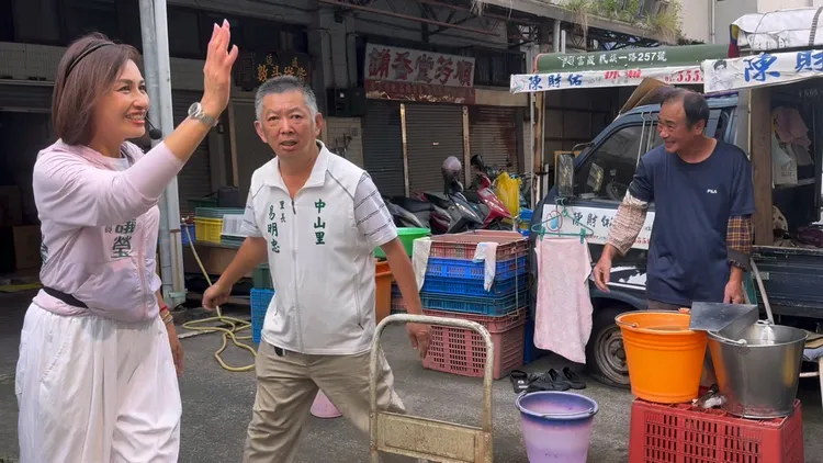 邱議瑩到市場拜票。邱議瑩辦公室提供