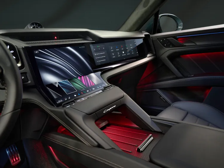 全新純電Cayenne的座艙亮點，莫過於全球首度搭載的Flow Display。這組曲面OLED螢幕優雅地橫跨中控台，結合數位儀錶與副駕顯示幕，形成保時捷歷來最大的一體式數位顯示介面。原廠提供
