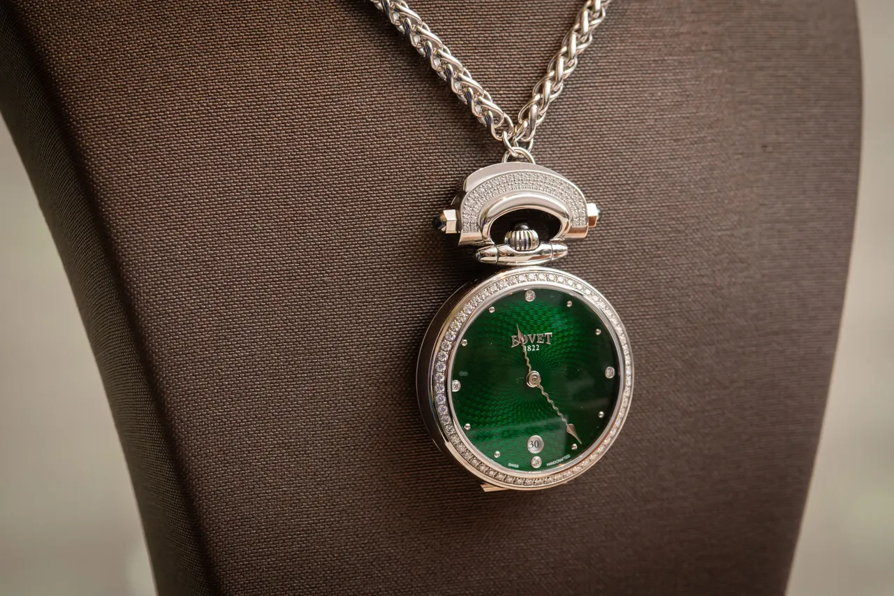 BOVET Miss Audrey Sweet Art(GPHG 2021女士腕表奖入围)。品牌提供