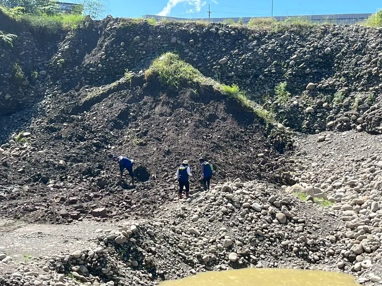 檢察官嚴維德至美濃區勘察遭盜挖深度達12公尺以上之現場。橋檢提供