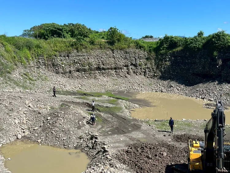 檢察官嚴維德至美濃區勘察遭盜挖深度達12公尺以上之現場。橋檢提供