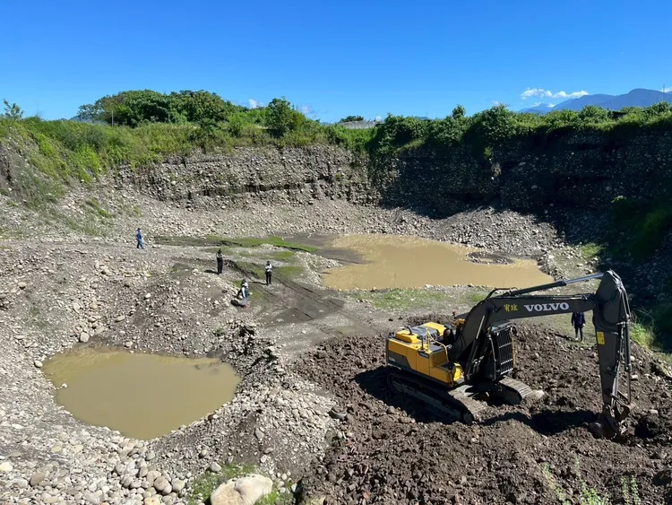 檢察官嚴維德至美濃區勘察遭盜挖深度達12公尺以上之現場。橋檢提供