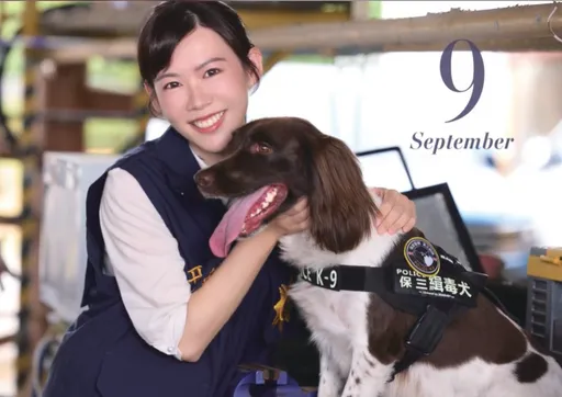 搶先看!警政署推「2026公益寫真月曆」 俊男美女刑警與警犬溫馨互動
