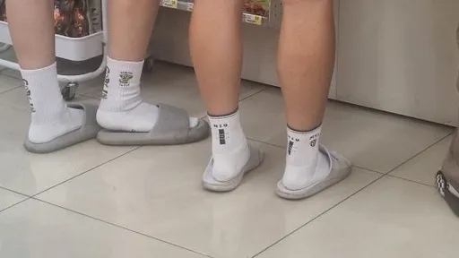 「拖鞋+袜子」是啥潮流?内行人曝由来:贝克汉也这样穿