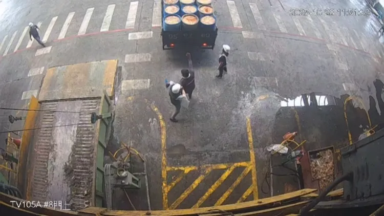 畜牧场28日派出2部车辆强行闯越管制区入内倾倒厨余。翻摄画面