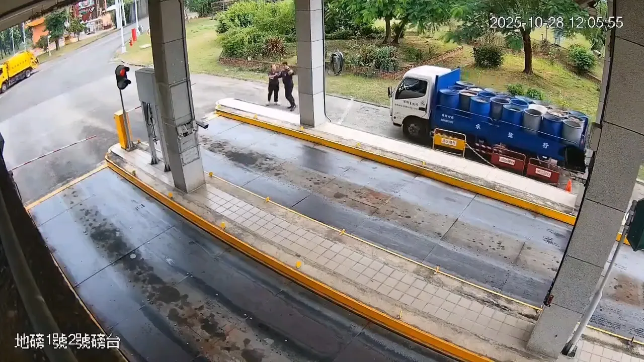 畜牧场28日派出2部车辆强行闯越管制区入内倾倒厨余。翻摄画面