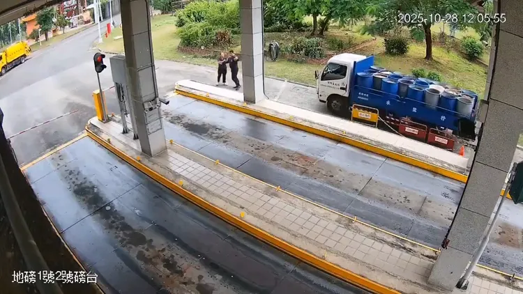 畜牧場28日派出2部車輛強行闖越管制區入內傾倒廚餘。翻攝畫面