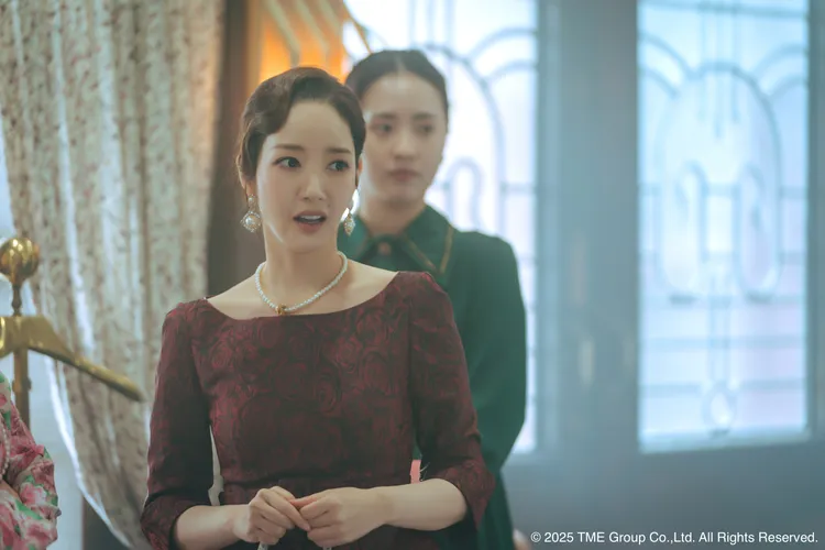 朴敏英在劇中為接近詐騙對象，假扮成國際級演員，甚至不惜斥資拍片。Hami Video提供