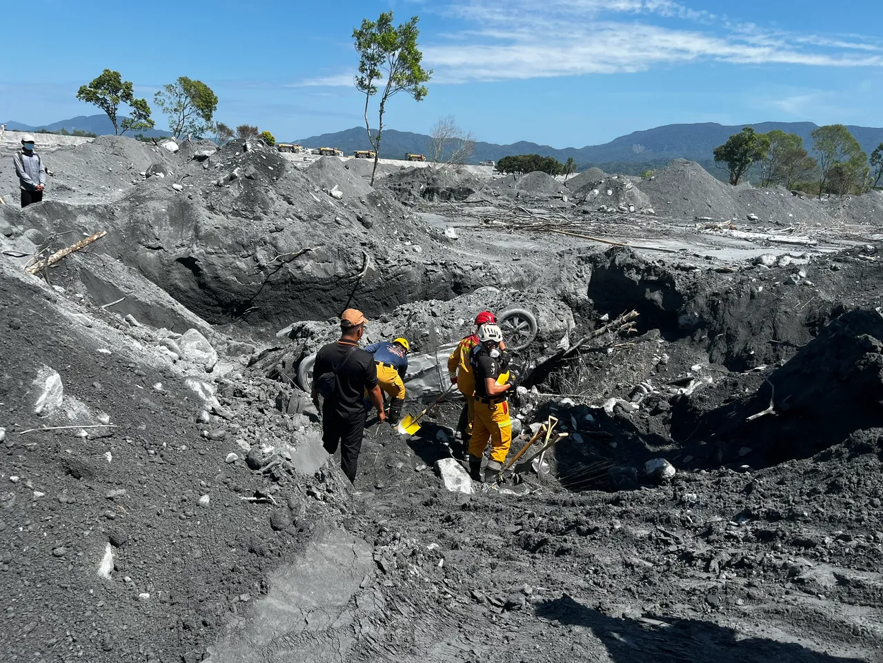 救难人员正利用破坏器材将遗体拉出。民众提供