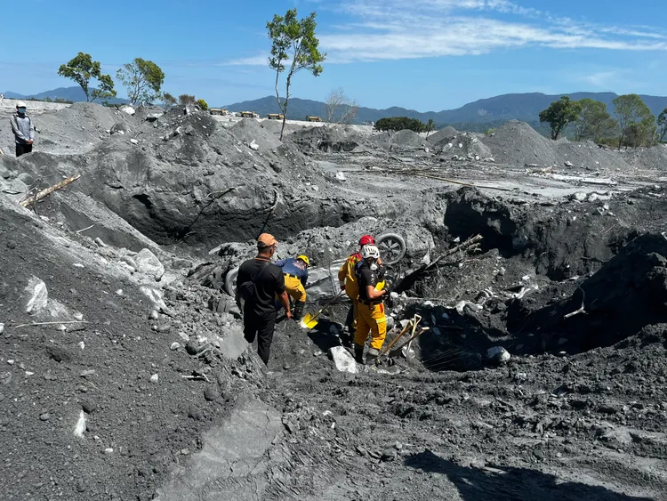 救難人員正利用破壞器材將遺體拉出。民眾提供