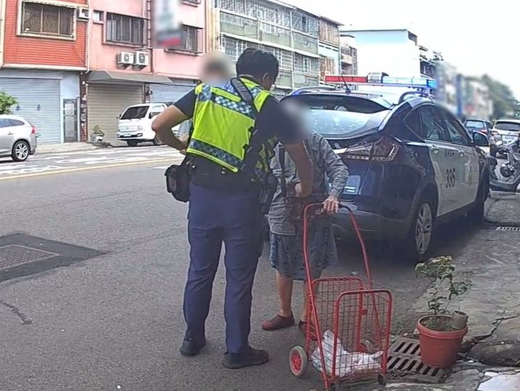 9旬老嫗買菜搭車被拒載　幸遇熱心人相助得返家