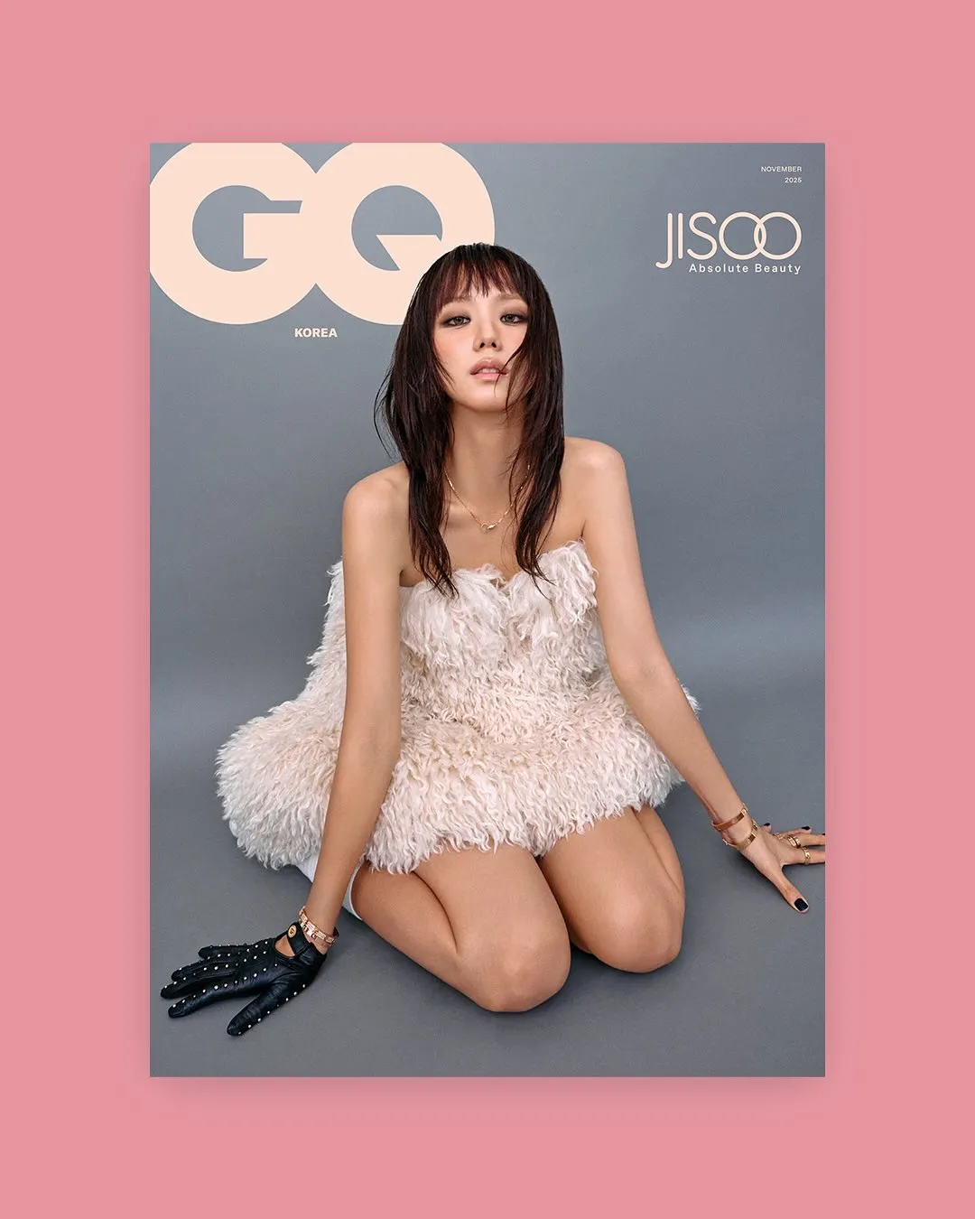 Jisoo另以也白色露肩洋装展现甜美性感。翻摄gq_korea IG