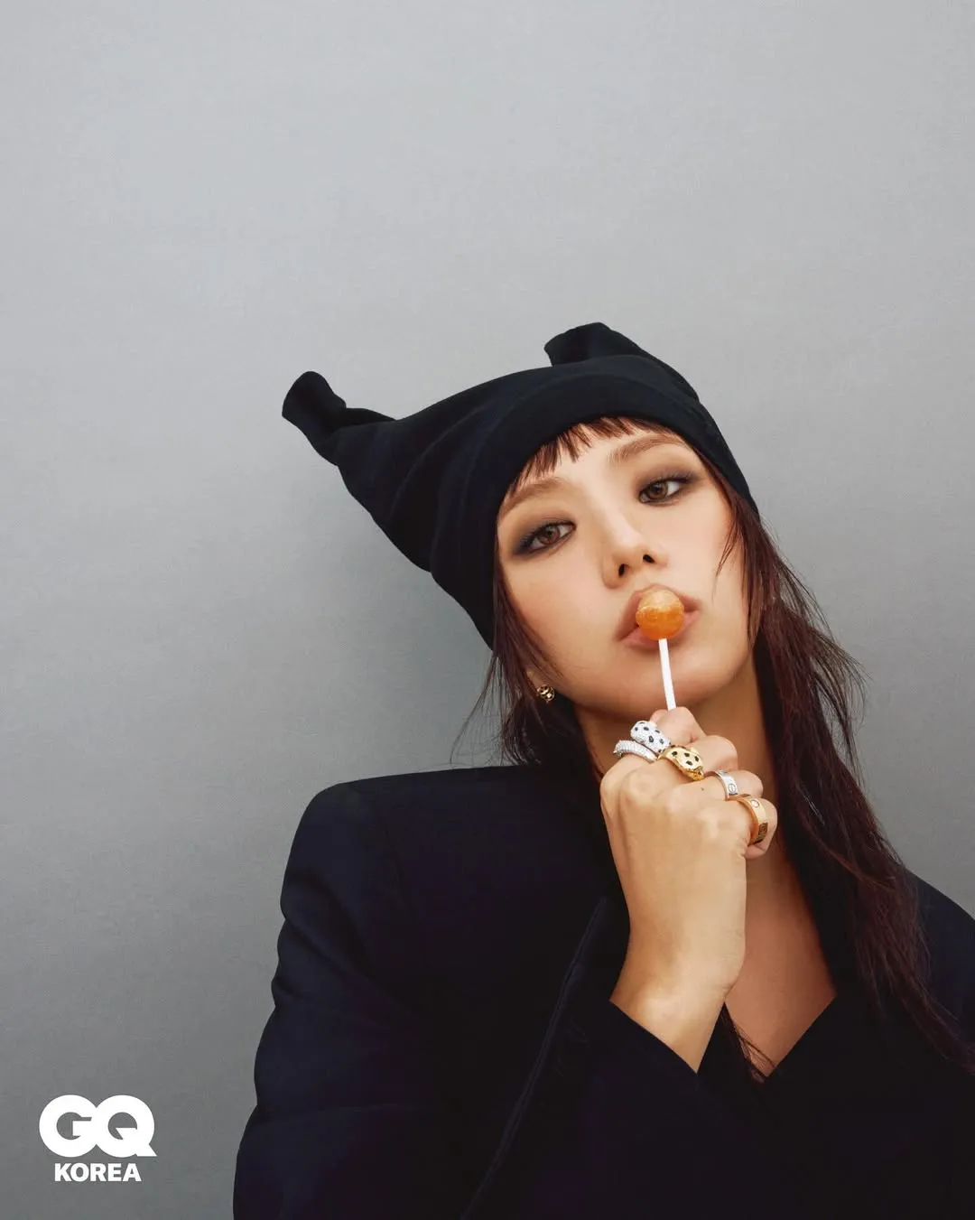 Jisoo在这张棒棒糖造型中「黑化」得最严重。翻摄gq_korea IG